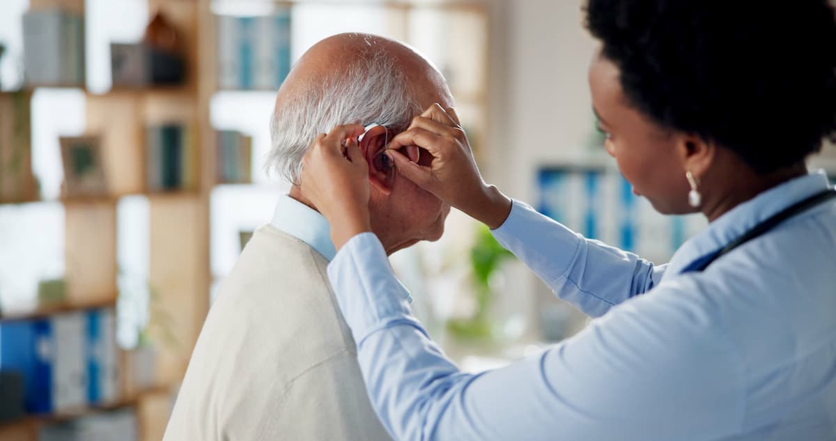 Formation opticien audioprothésiste : double parcours pour une expertise complète